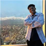 Estudiante universitario estudiando Comercios Internacionales. Hablo inglés, español, francés, y portugués fluido